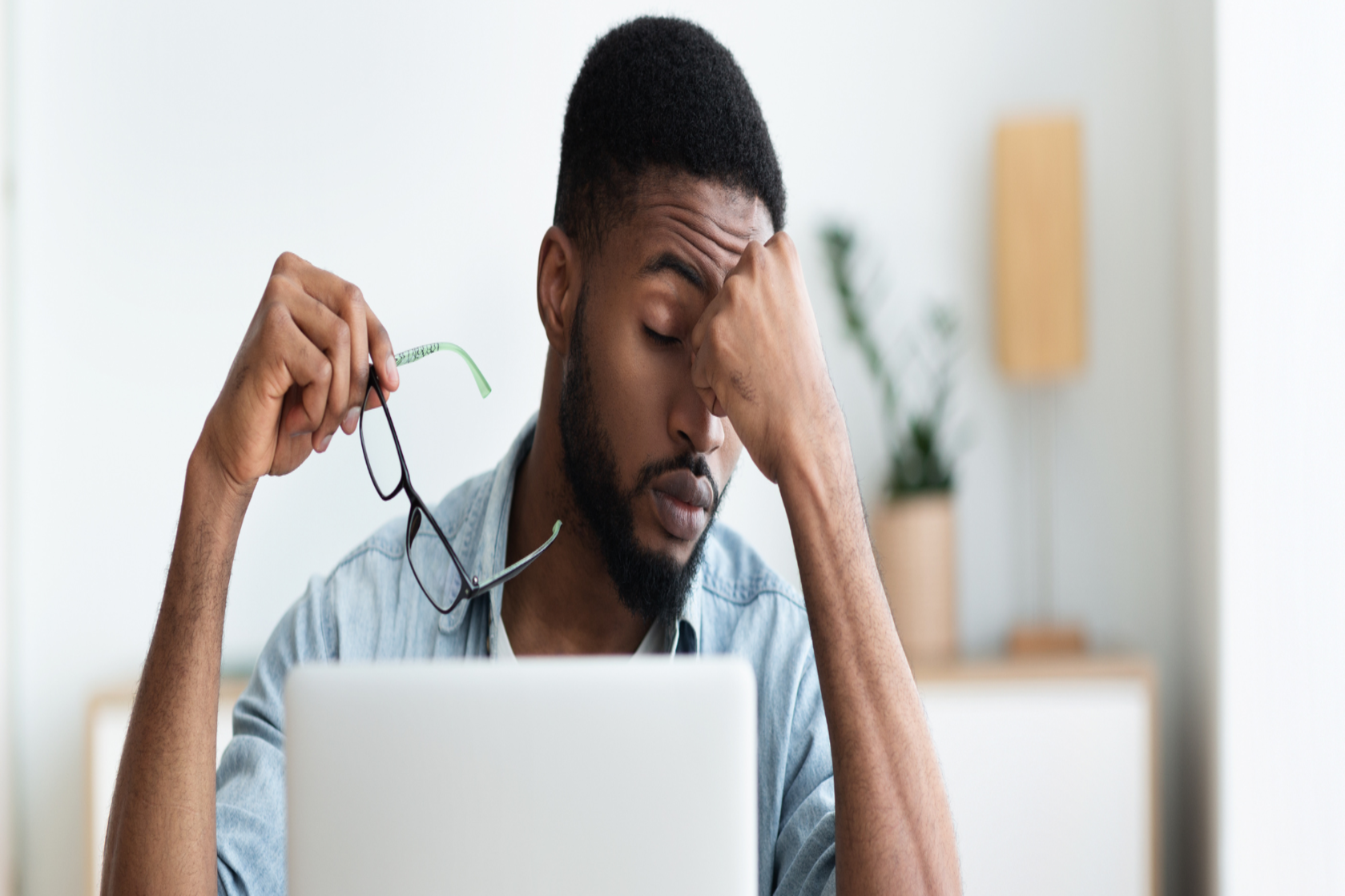 Mes lunettes me font mal derrière les oreilles : causes et solutions pour retrouver le confort